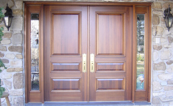Porte d'entrée de style Classique, Panneaux embossés, panneaux latéraux et verre clair, fait de bois massif