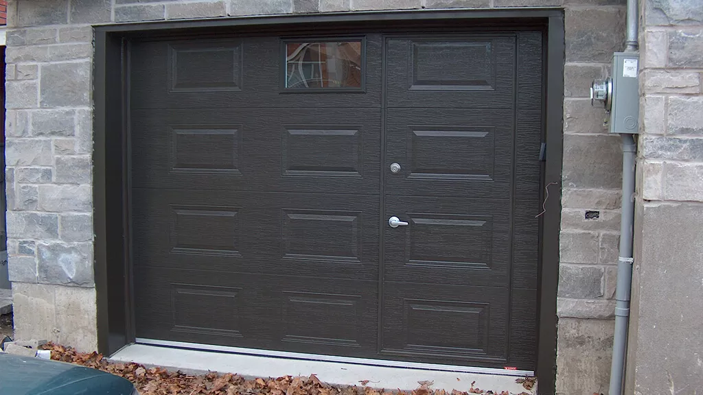 Standard+ Classic CC, 9' x 7', Moka Brown, Clear windows, with an access door (pedestrian door)