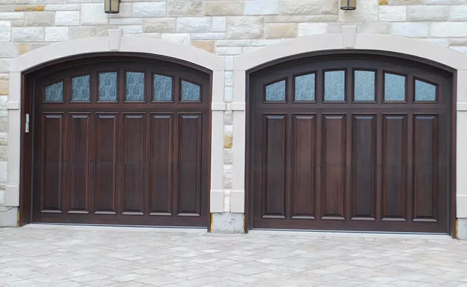 Porte de garage style Tudor, Arquée avec panneaux embossés et verre décoratif, fait de bois massif