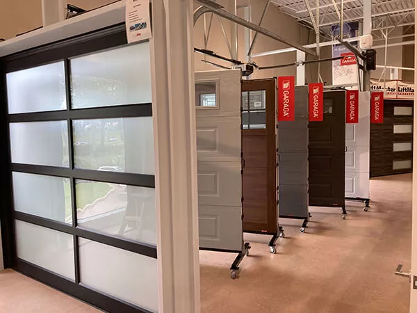 Intérieur salle de montre Portes Bourassa Laliberté avec porte de garage California et plusieurs autres!