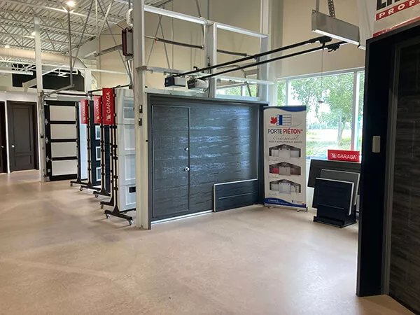 Salle de montre - porte de garage avec porte piéton à l'intérieur