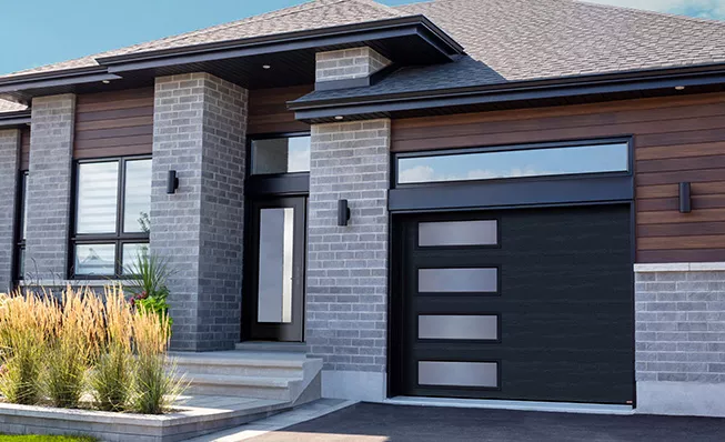 Porte de garage dans la région métropolitaine, Uni, 9' x 7', Noir, fenestration Harmonie gauche avec verre Sablé gris / Agencement : porte d'entrée Novatech avec verre Nuando